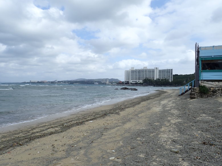 2022/2/24現在、沖縄恩納村マリブビーチ正面、出入り口付近の軽石状況