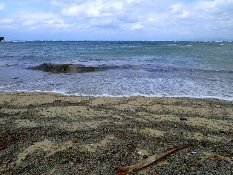 2022/2/24現在、沖縄恩納村マリブビーチ正面、出入り口付近の軽石状況