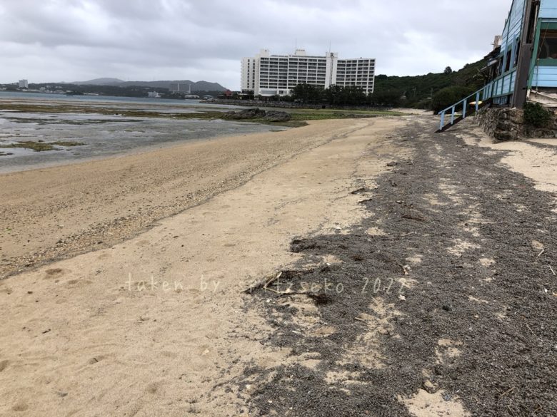 2022/3/25現在、沖縄恩納村マリブビーチ正面、出入り口付近の軽石状況