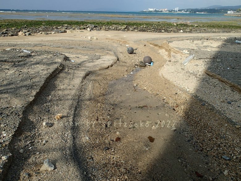 2022/3/24現在、沖縄恩納村マリブビーチ東端の川の軽石状況