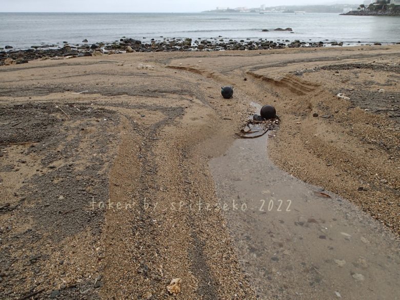 2022/3/26現在、沖縄恩納村マリブビーチ東端の川の軽石状況
