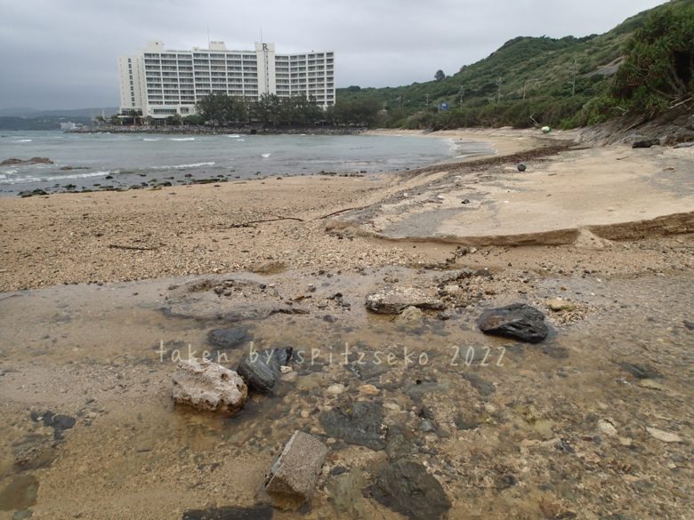 2022/3/27現在、沖縄恩納村マリブビーチ最東端の軽石状況