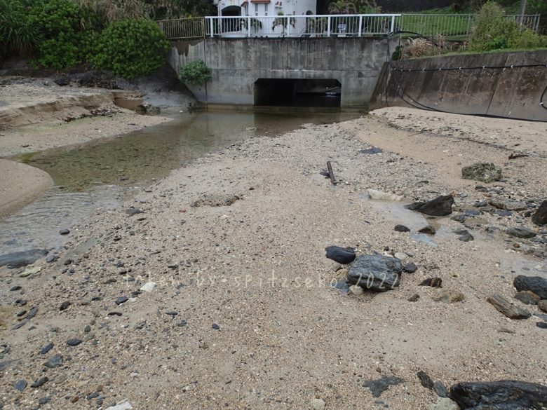 2022/3/30現在、沖縄恩納村マリブビーチ東端の川の軽石状況