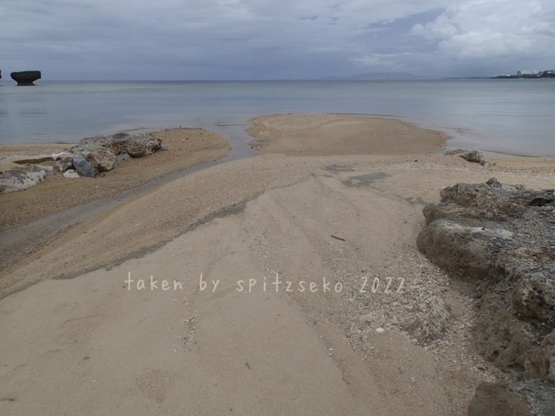 2022/4/27現在、沖縄恩納村マリブビーチ西端の川の軽石状況