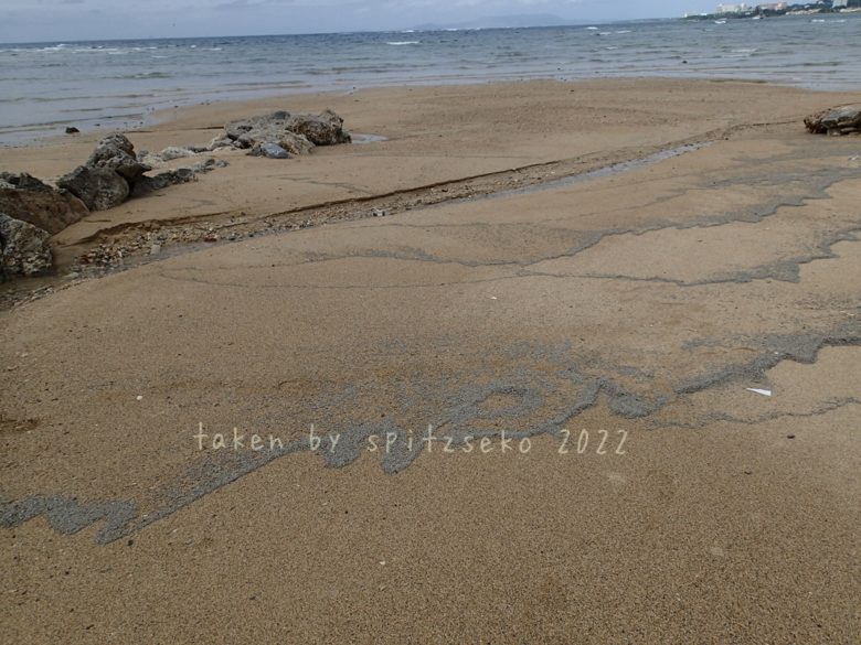 2022/4/30現在、沖縄恩納村マリブビーチ西端の川の軽石状況