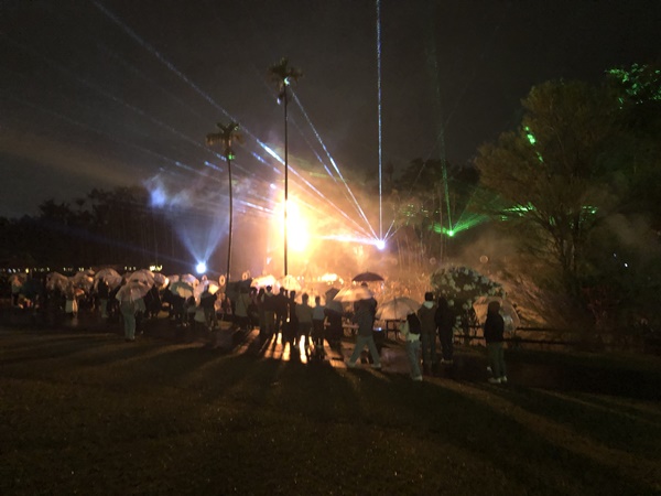 中央、蓮の池上の舞台で沖縄パフォーマンスチームAZOKPROの火を使ったパフォーマンス