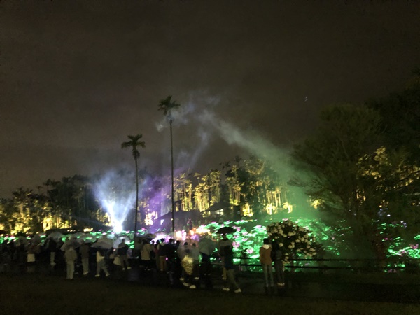 中央、蓮の池上の舞台で沖縄パフォーマンスチームAZOKPROの火を使ったパフォーマンス、蓮の電飾が音楽に合わせて光る
