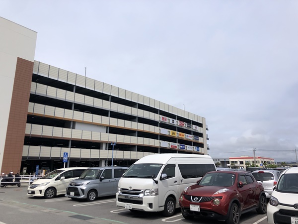 イーアス沖縄は駐車場が大きくて便利