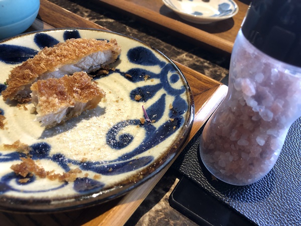 琉球千年豚、塩で食べるロースカツ